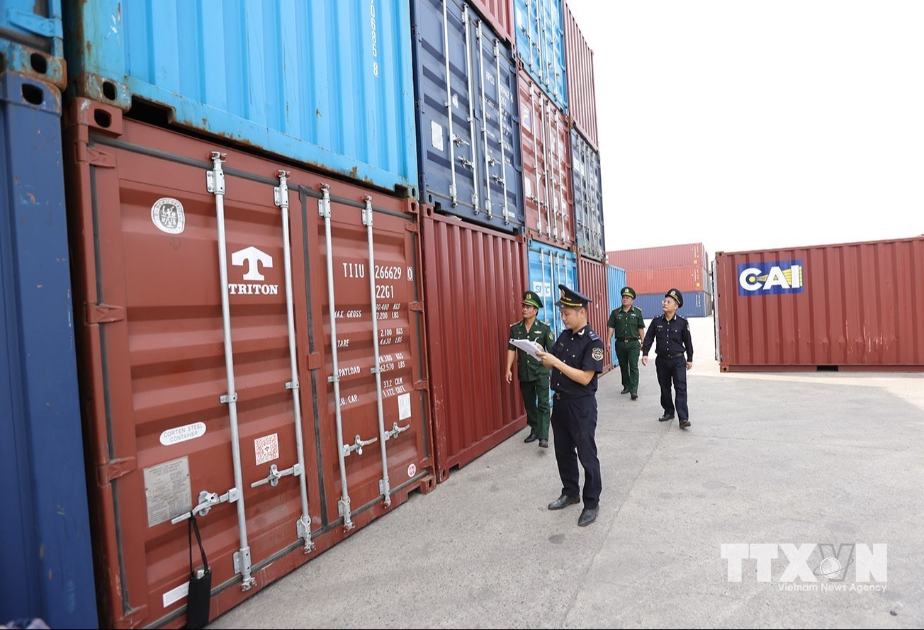 Lực lượng Hải quan phối hợp với các lực lượng đi tuần tra, kiểm soát hàng hoá tại Cảng Cửa Lò, tỉnh Nghệ An. (Ảnh: Vũ Sinh/TTXVN)